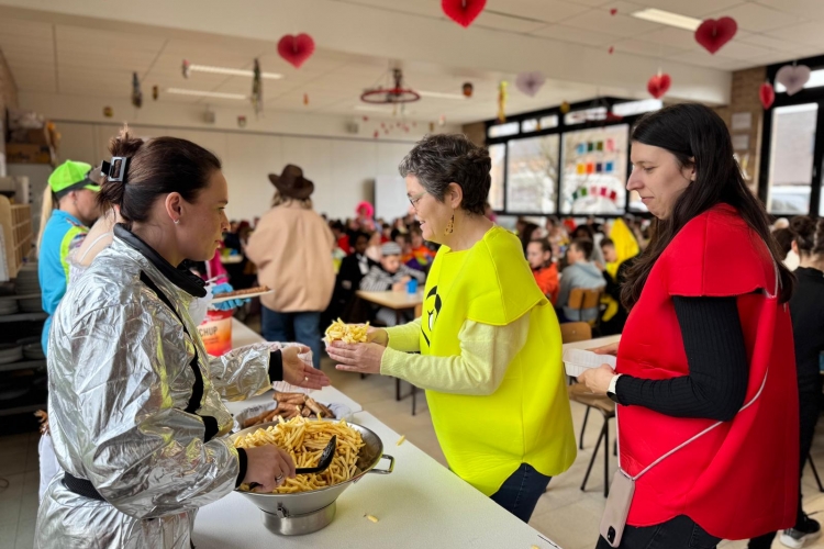 🎭✨ Sfeerbeelden van carnaval op school! ✨🎭
